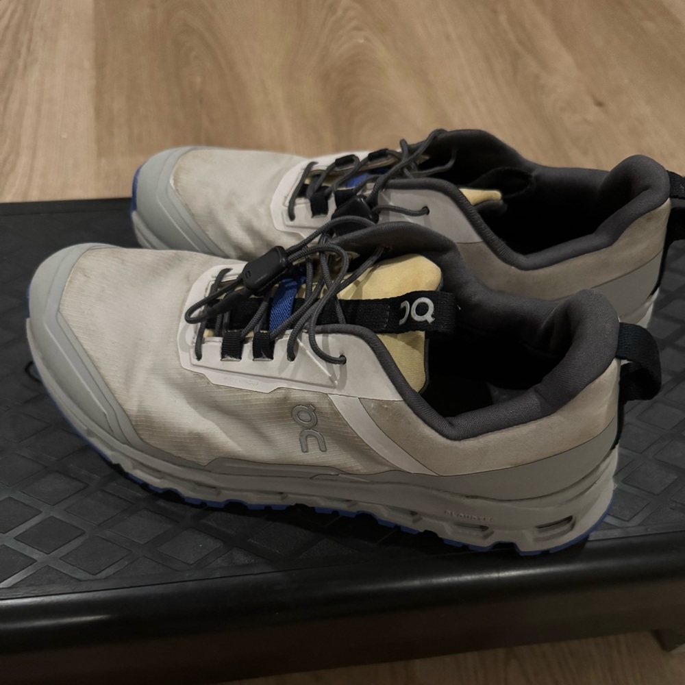 On cloud boys shoes Kids Size 5